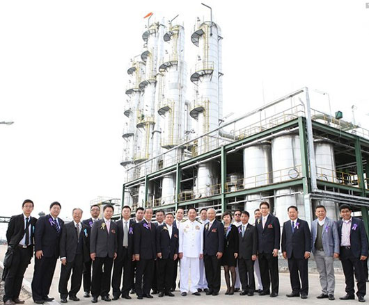 UBE公司股東及承建商在蒸餾塔下合影（左起第六位為中科天元董事長(zhǎng)余偉俊先生、左起第四位為中科天元總裁唐兆興先生）